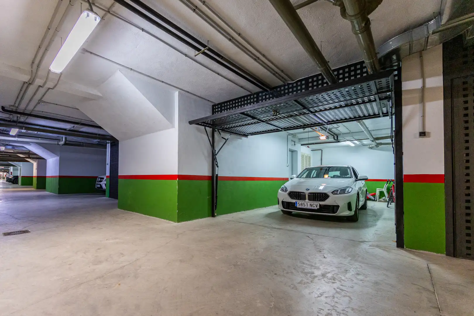 Parkplatz von Einfamilien-Reihenhaus zum Verkauf in Mijas mit Klimaanlage, Privatgarten und Terrasse