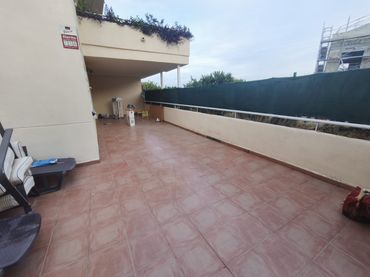 Ground floor with pool for sale in Calle Pensamiento 38