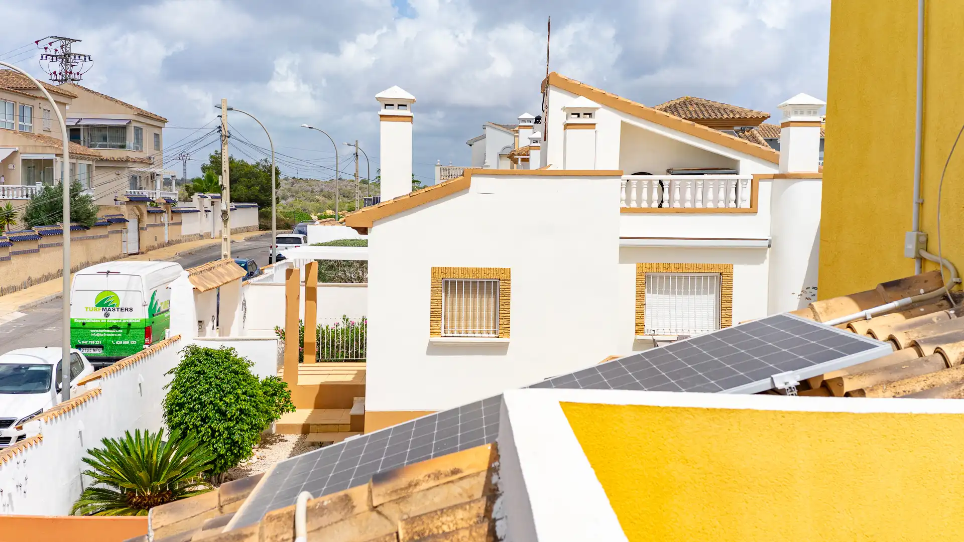 Vista exterior de Casa o xalet en venda en San Miguel de Salinas amb Aire condicionat, Jardí privat i Terrassa