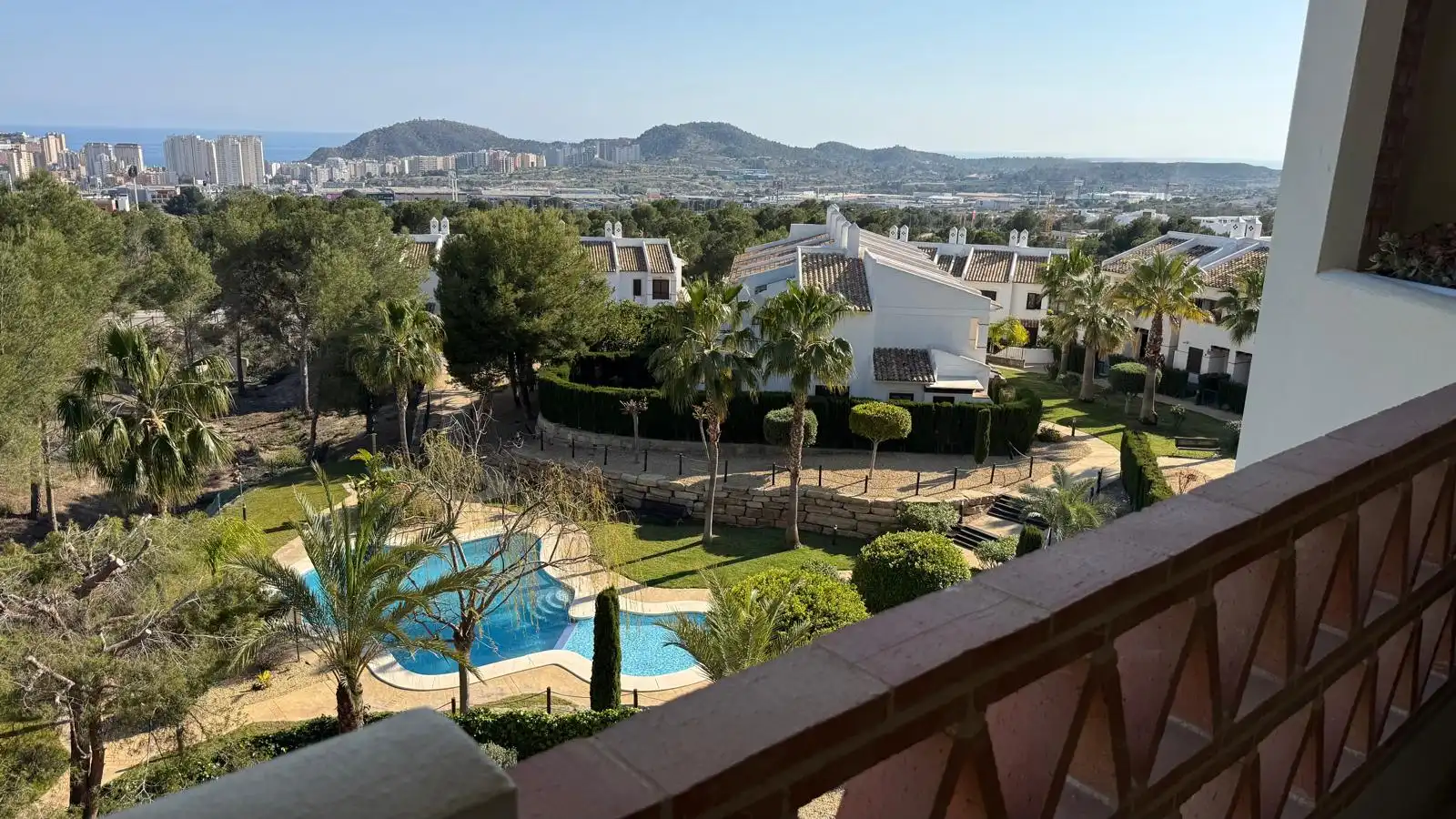 Dúplex con piscina en venta en Golf Bahía