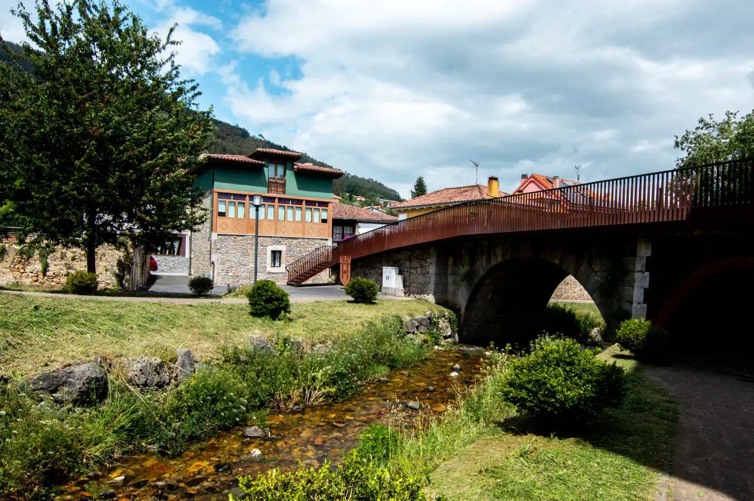 Vista exterior de Casa o xalet en venda en Salas amb Calefacció, Parquet i Moblat