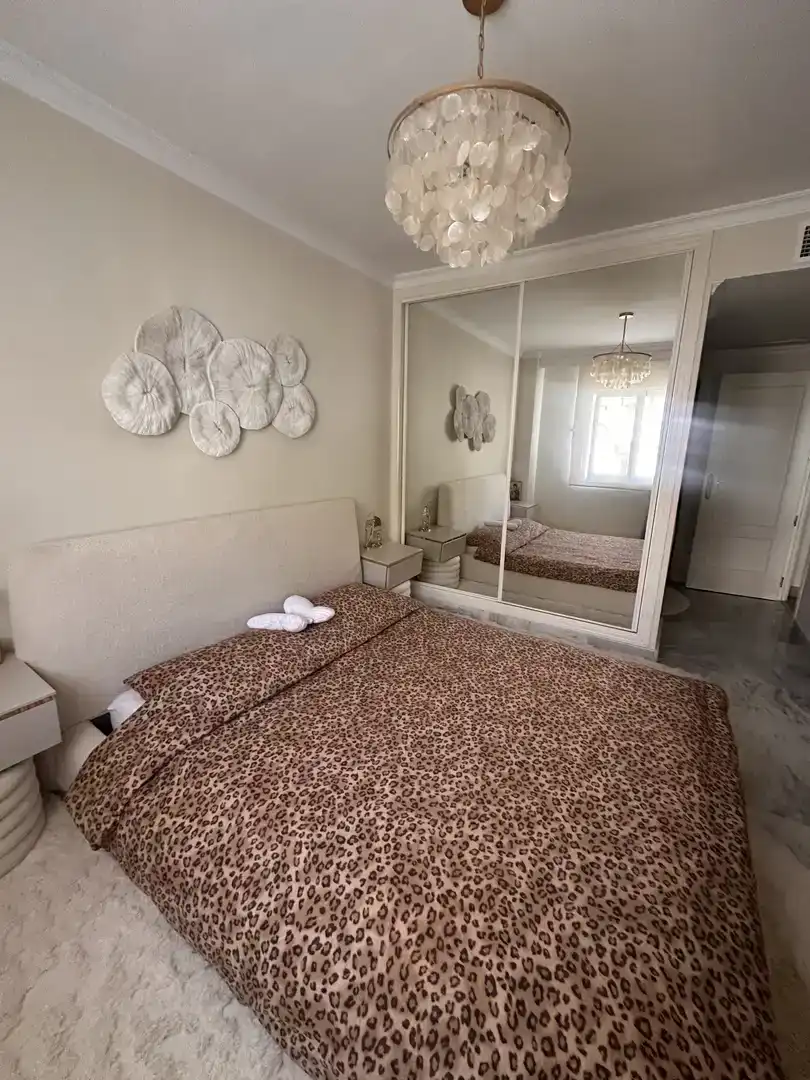 Dormitori de Pis en venda en Marbella amb Aire condicionat, Piscina i Balcó