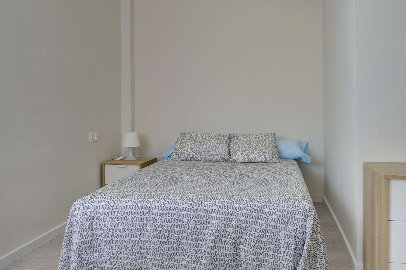 Bedroom of Flat to share in  Zaragoza Capital  with Air Conditioner, Heating and Terrace