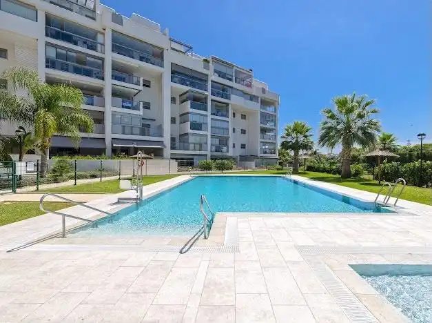 Piscina de Planta baixa en venda en Torremolinos amb Aire condicionat, Calefacció i Jardí privat