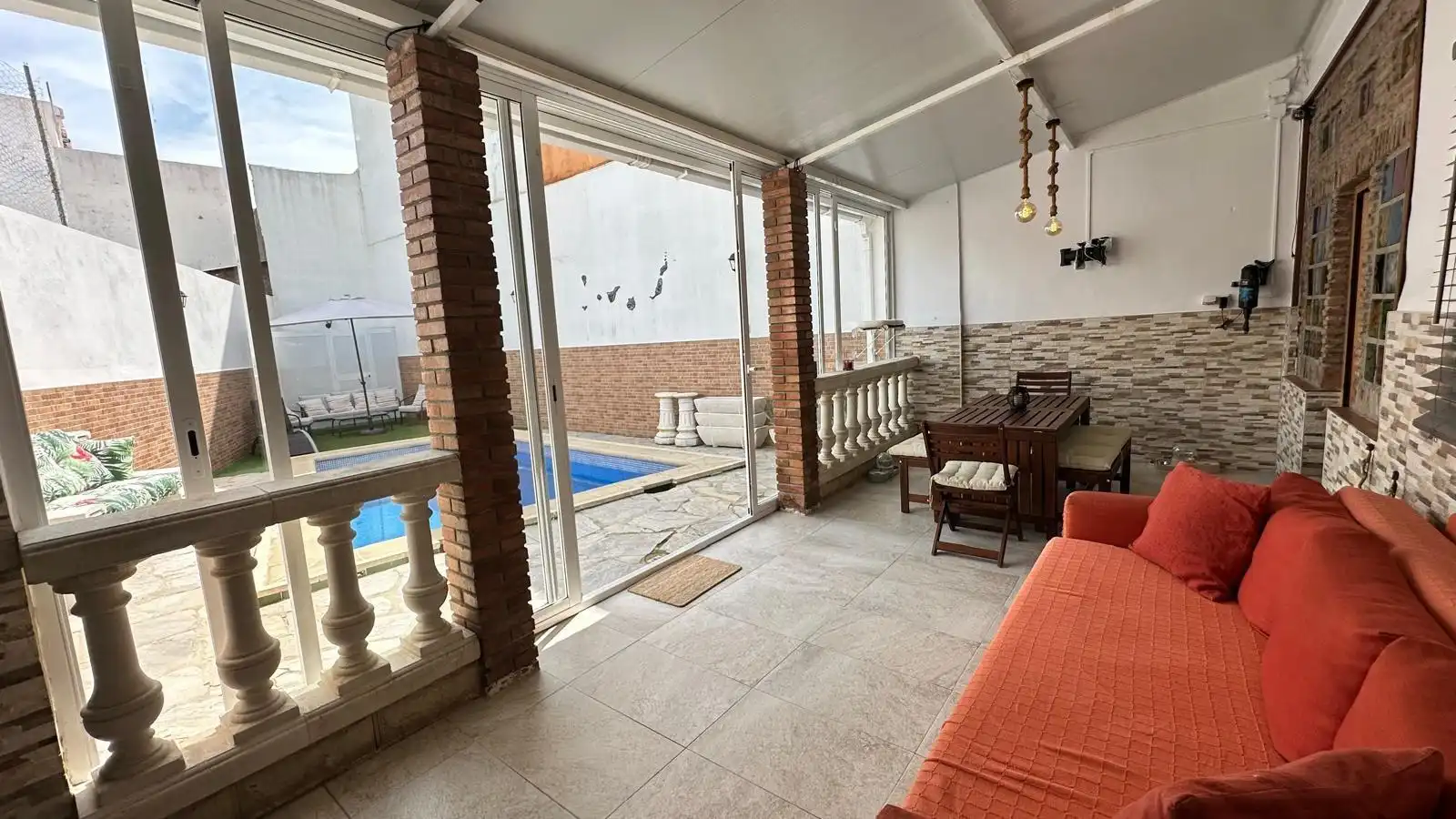 Terrassa de Casa adosada en venda en La Línea de la Concepción amb Piscina