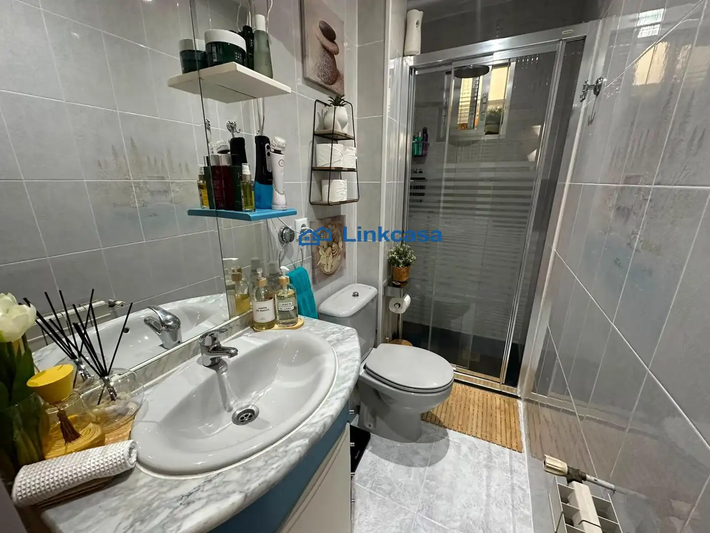 Bathroom of Flat for sale in Madrid  with Air Conditioner and Heating