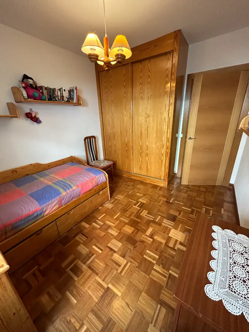 Dormitori de Pis en venda en Burgos amb Calefacció, Parquet i Moblat