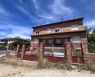 Außenansicht von Country house zum verkauf in Sotillo de la Adrada