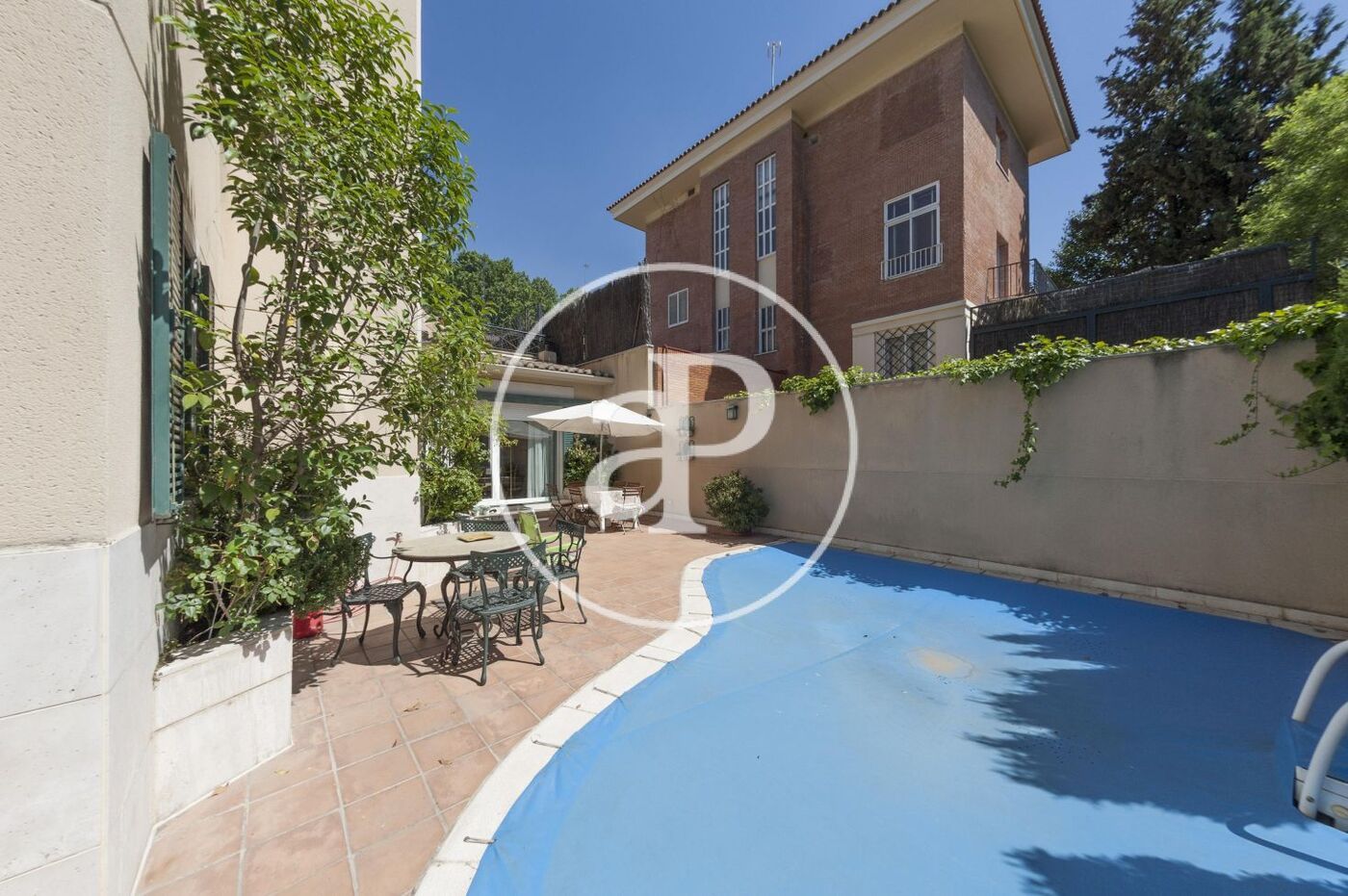Vista exterior de Casa o xalet en venda en  Madrid Capital amb Aire condicionat, Calefacció i Jardí privat