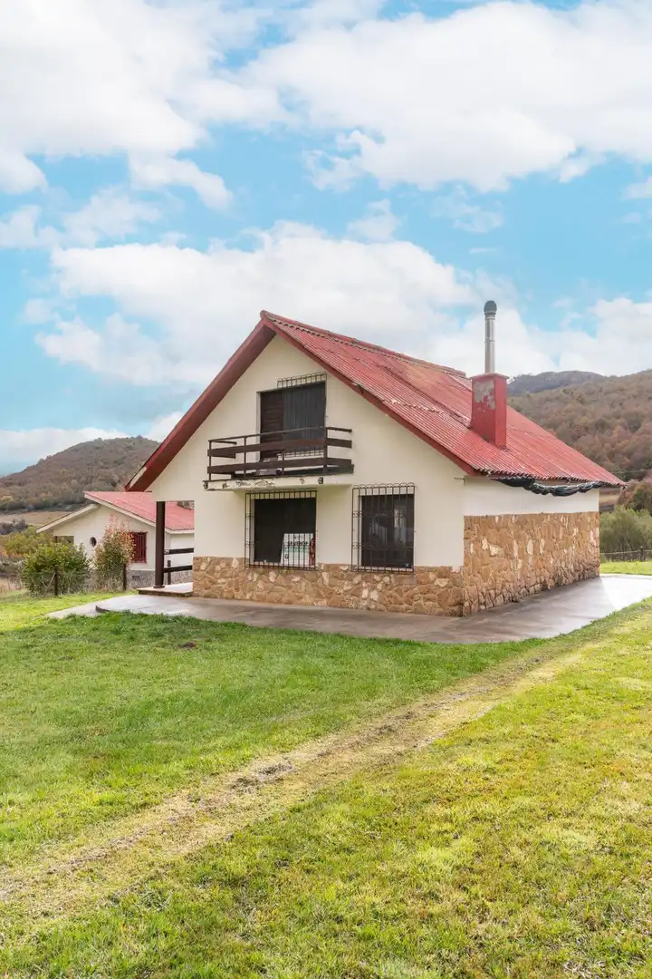 Vista exterior de Casa o chalet en venta en Burón con Jardín privado y Amueblado