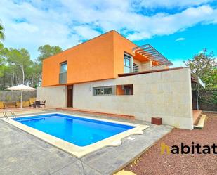 Exterior view of Single-family semi-detached for sale in El Catllar   with Air Conditioner, Swimming Pool and Balcony