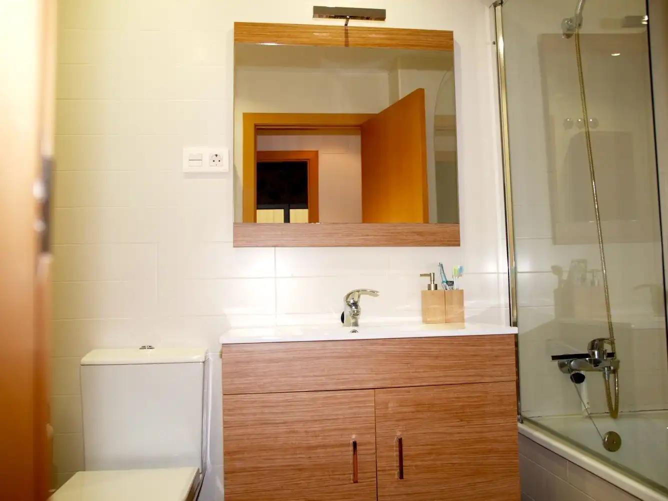 Bathroom of Ground floor for rent in Ponent