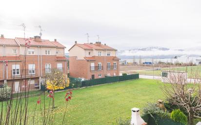 Vista exterior de Casa adosada en venda en Cendea de Olza / Oltza Zendea amb Calefacció, Jardí privat i Balcó