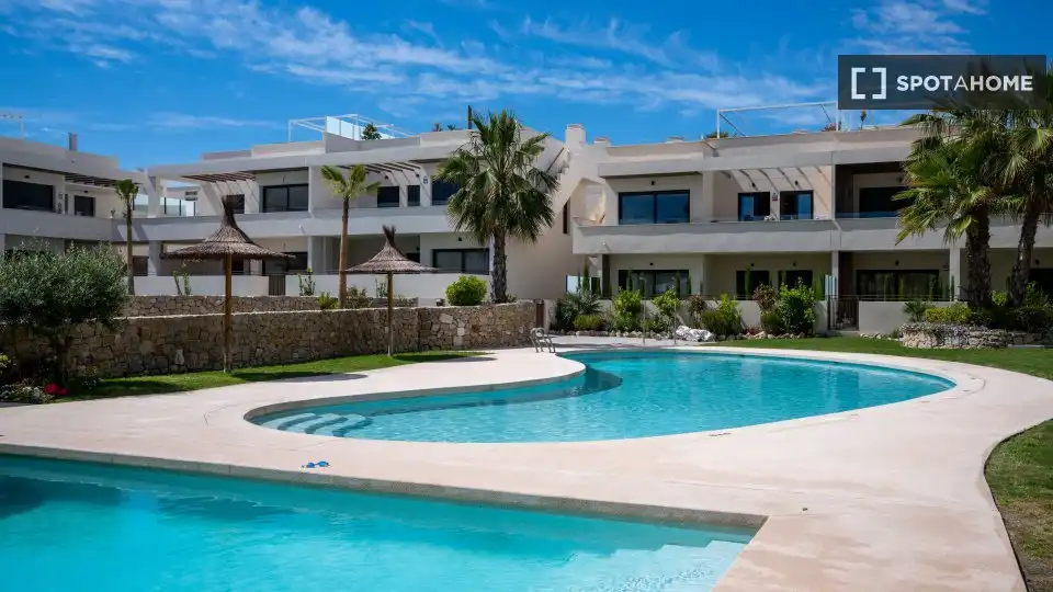 Piscina de Apartament per a compartir en Torrevieja amb Aire condicionat, Terrassa i Moblat