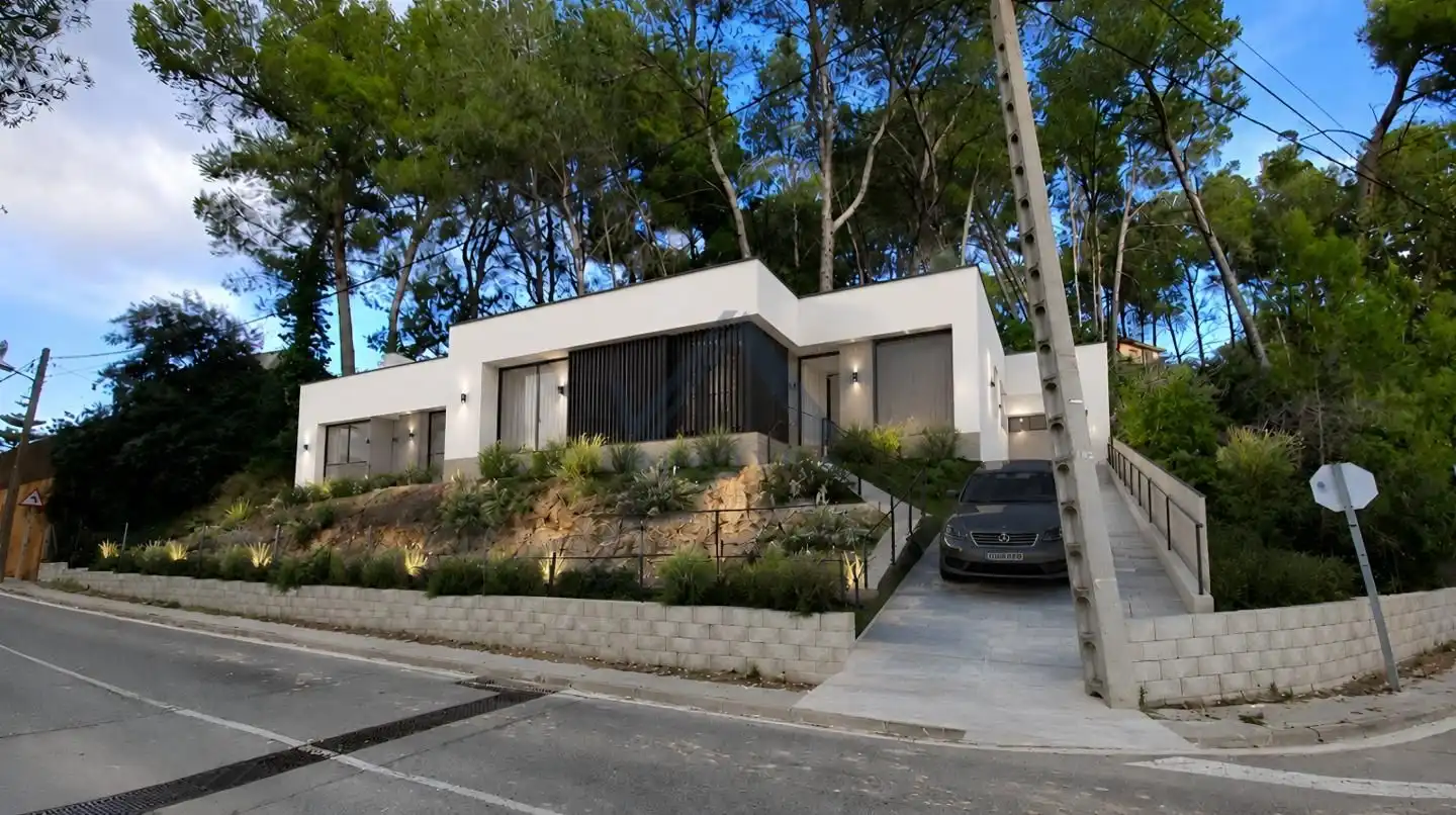 Vista exterior de Casa o xalet en venda en Rubí amb Jardí privat i Piscina