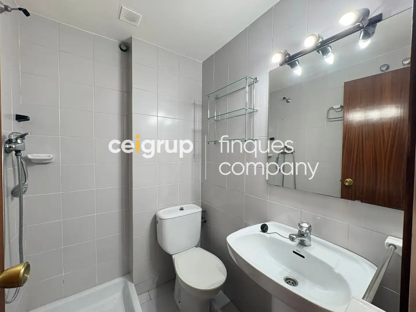 Bathroom of Flat for rent in Girona  with Heating and Furnished