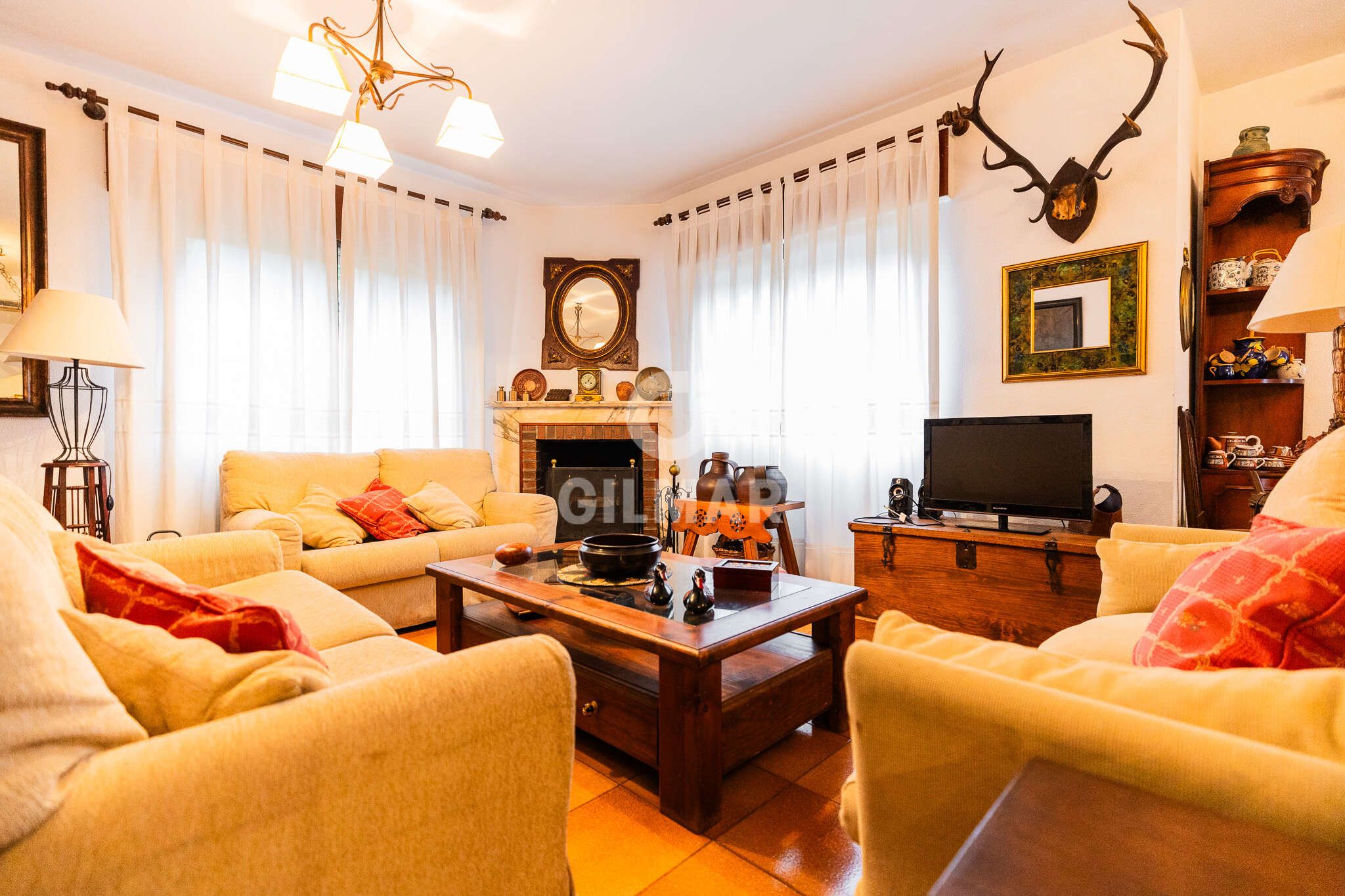 Sala d'estar de Casa o xalet en venda en Becerril de la Sierra amb Calefacció, Jardí privat i Piscina