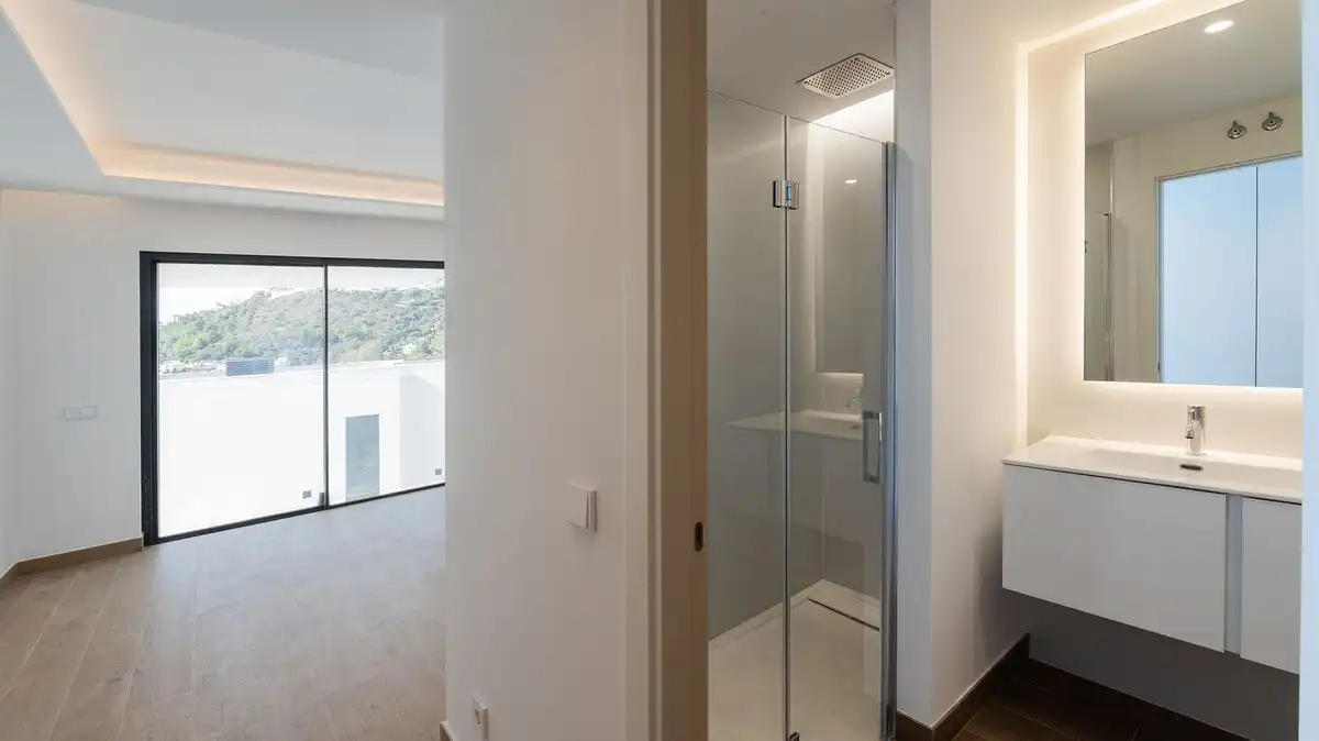 Badezimmer von Einfamilien-Reihenhaus zum Verkauf in Benalmádena mit Klimaanlage, Terrasse und Abstellraum