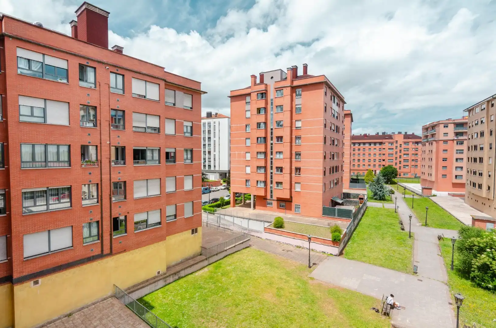 Vista exterior de Pis en venda en Oviedo  amb Calefacció i Traster