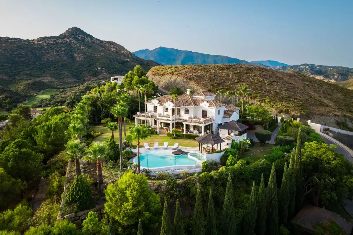 Jardí de Casa o xalet en venda en Benahavís amb Aire condicionat, Terrassa i Moblat