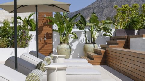 Esta extraordinaria residencia redefine el estándar del lujo moderno desde el primer momento. Un majestuoso recibidor le da la bie, imatge 2