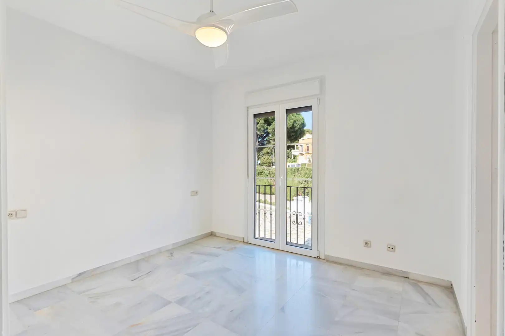 Dormitori de Casa adosada en venda en Marbella amb Aire condicionat, Terrassa i Piscina