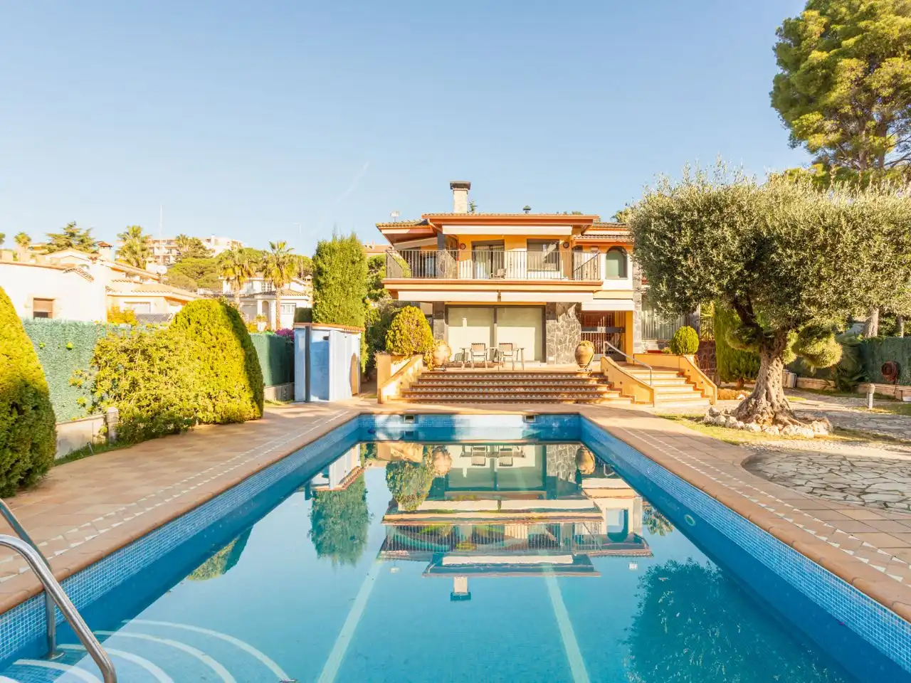Casa amb piscina en venda a Plaça Sisquella Alfredo 3