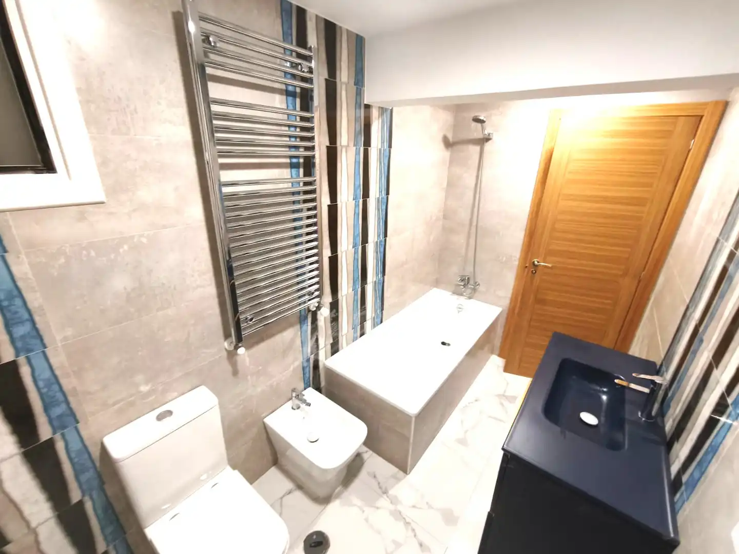 Bathroom of Flat for rent in Vigo   with Parquet flooring, Terrace and Storage room