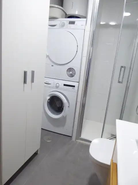 Badezimmer von Wohnung zur Miete in Málaga mit Klimaanlage, Abstellraum und Möbliert