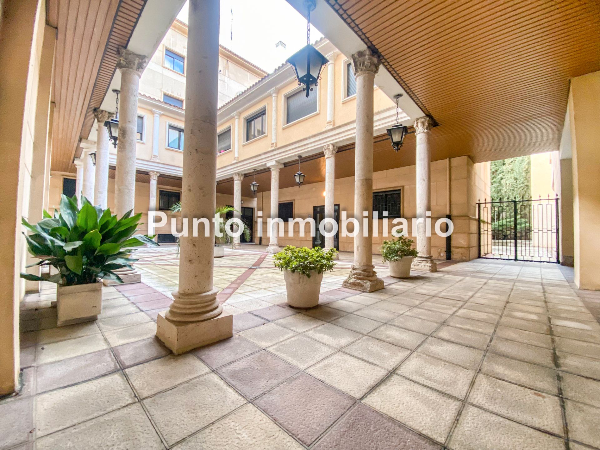 Exterior view of Study for sale in Valladolid Capital  with Heating and Furnished
