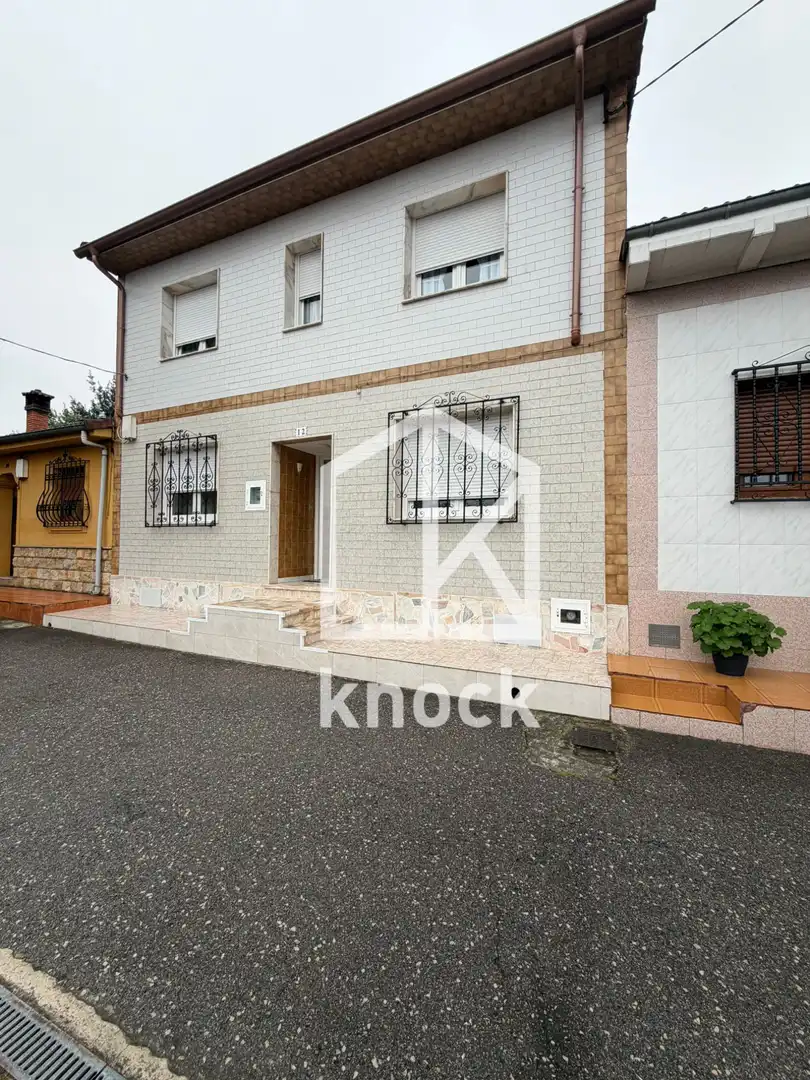 Vista exterior de Casa adosada en venda en Langreo amb Calefacció i Parquet