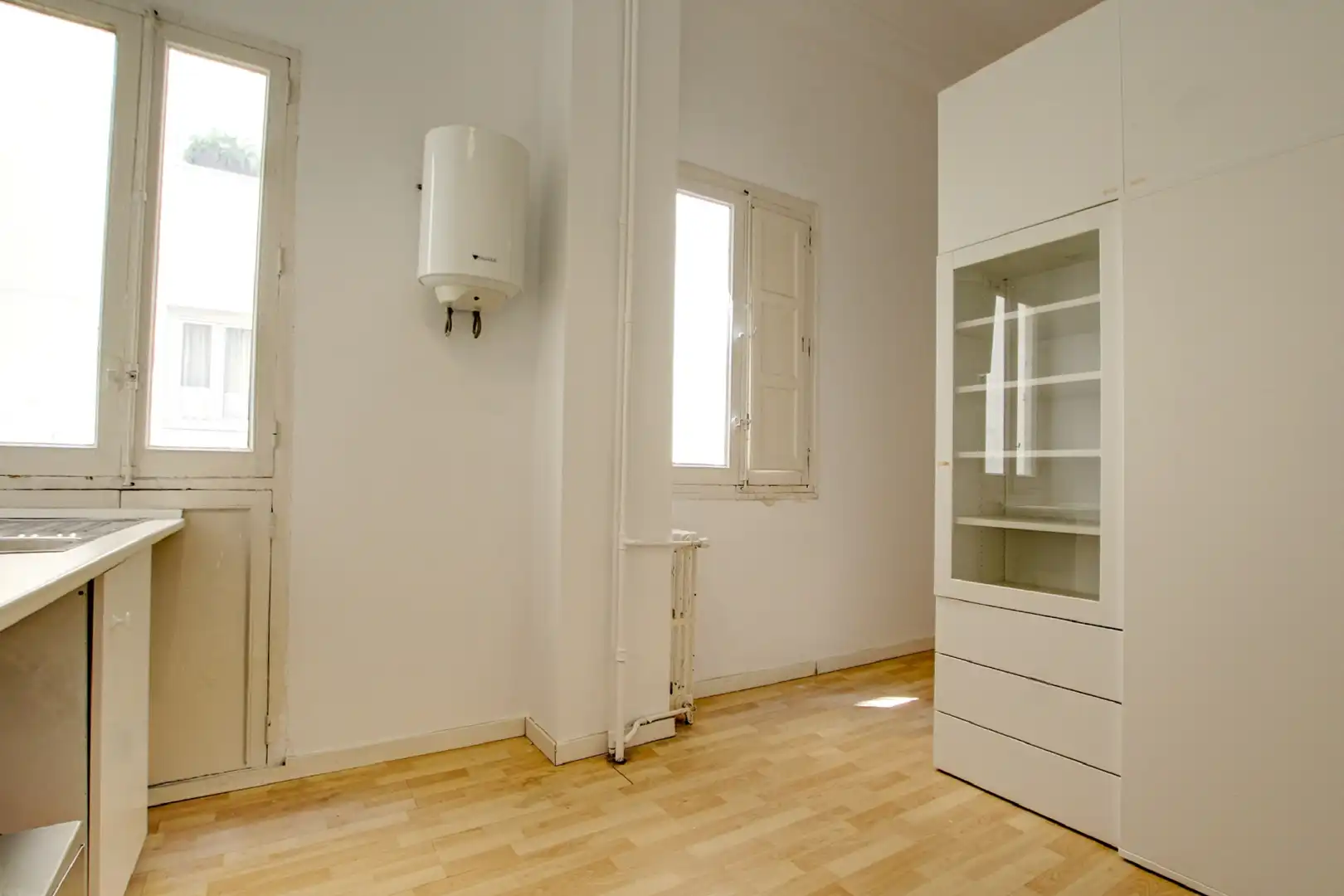 Schlafzimmer von Büro zur Miete in Madrid mit Heizung
