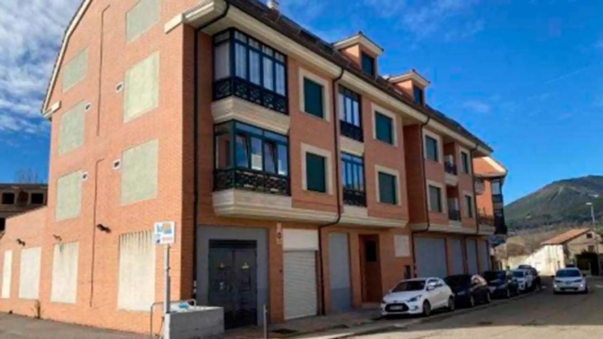 Vista exterior de Local en venda en Boñar amb Calefacció