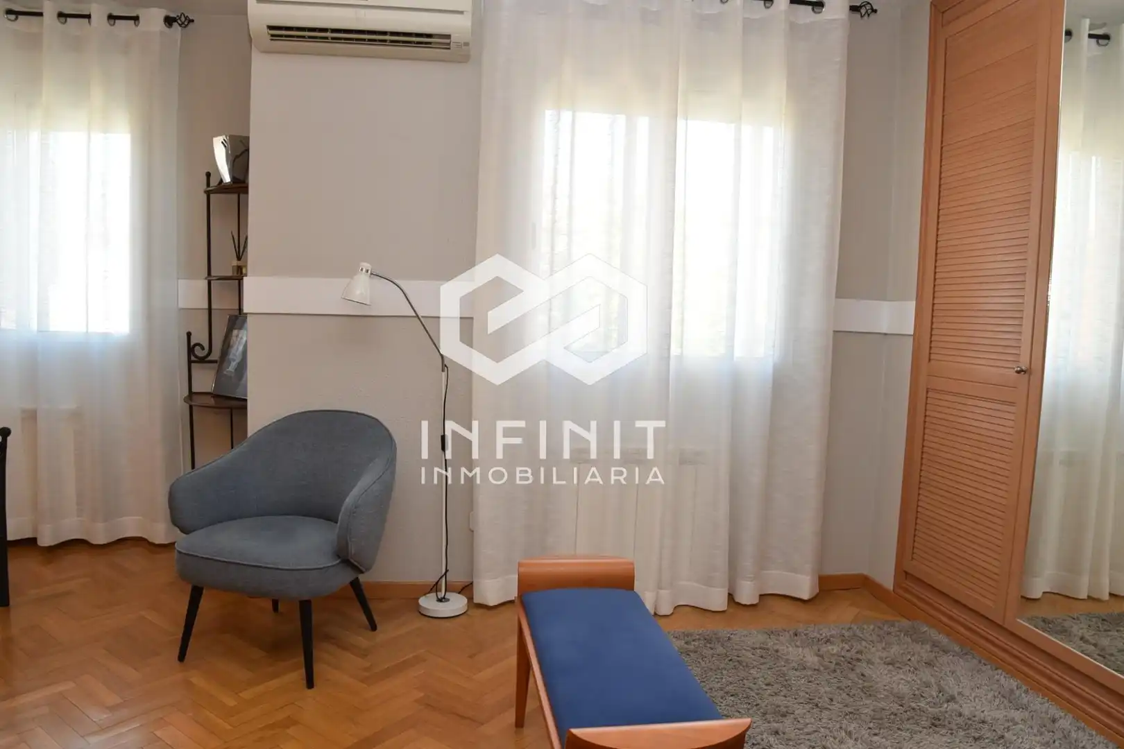 Sala d'estar de Casa adosada en venda en Alcalá de Henares amb Aire condicionat, Calefacció i Jardí privat