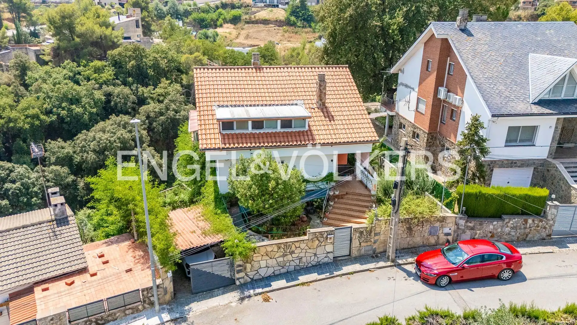 Vista exterior de Casa o xalet en venda en Castellar del Vallès amb Aire condicionat, Calefacció i Terrassa