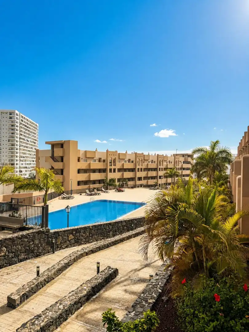 Außenansicht von Wohnungen zur Miete in Adeje mit Privatgarten, Terrasse und Gemeinschaftspool