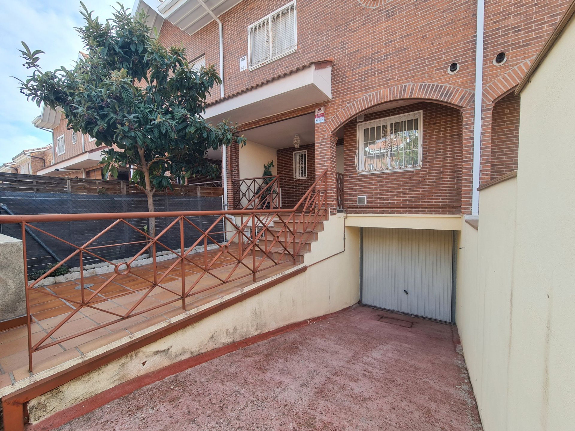 Vista exterior de Casa adosada en venda en Móstoles amb Jardí privat, Terrassa i Forn