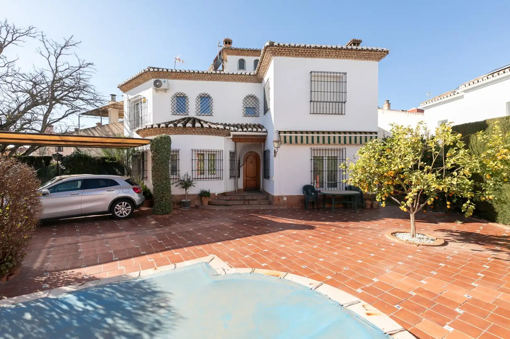 Vista exterior de Casa o xalet en venda en Granada amb Aire condicionat, Calefacció i Jardí privat