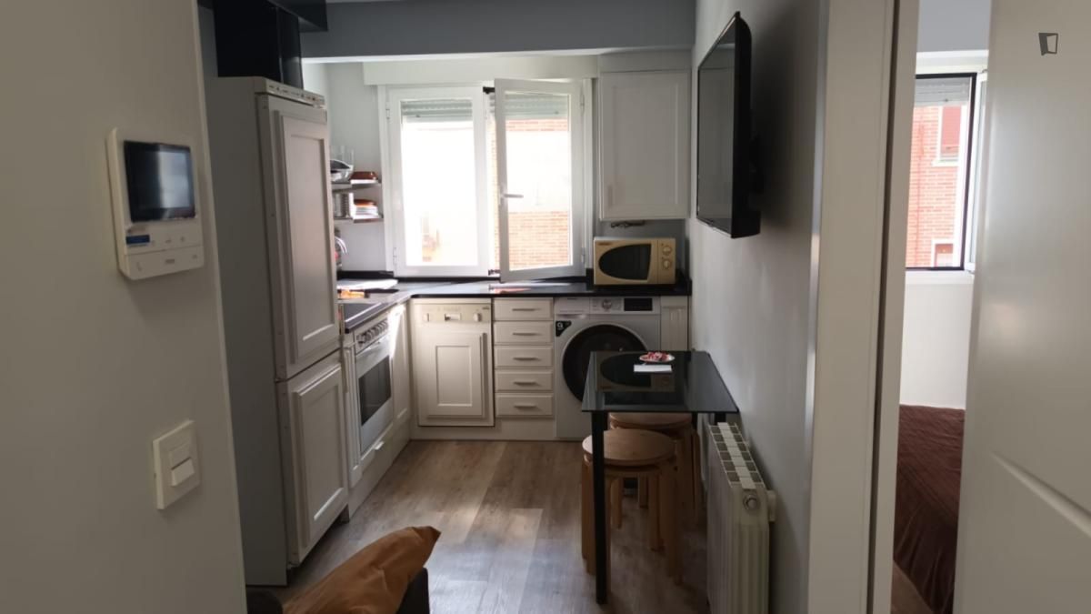 Cuina de Apartament de lloguer en Bilbao  amb Calefacció, Moblat i Forn