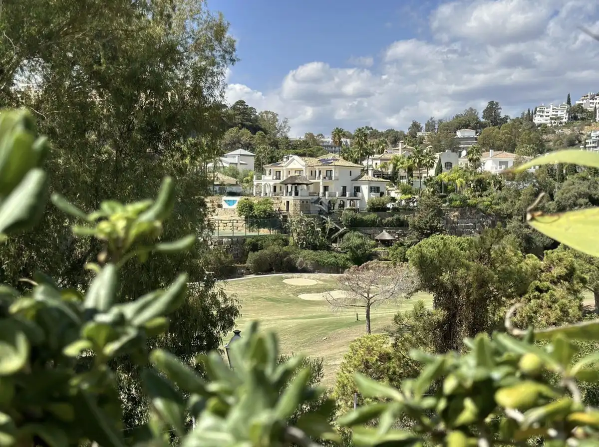 Vista exterior de Casa adosada de alquiler en Benahavís con Aire acondicionado, Jardín privado y Terraza