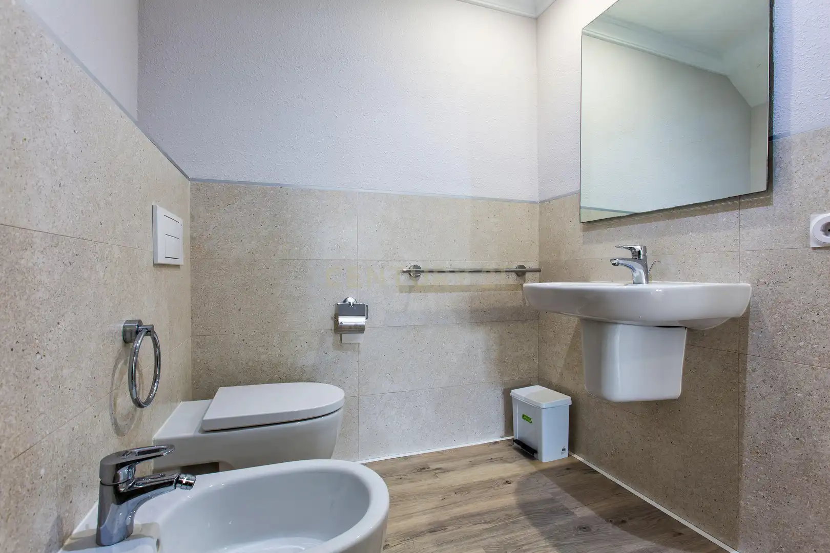 Badezimmer von Einfamilien-Reihenhaus zum Verkauf in Oliva mit Klimaanlage, Privatgarten und Ofen