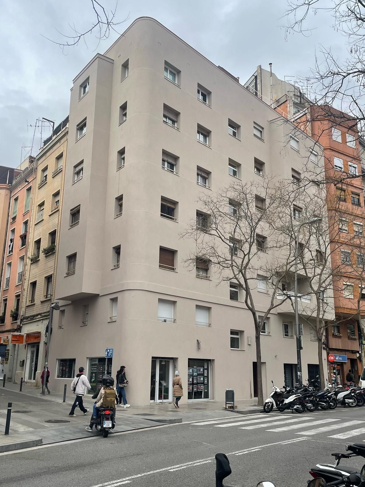 Exterior view of Flat for sale in L'Hospitalet de Llobregat  with Air Conditioner and Heating