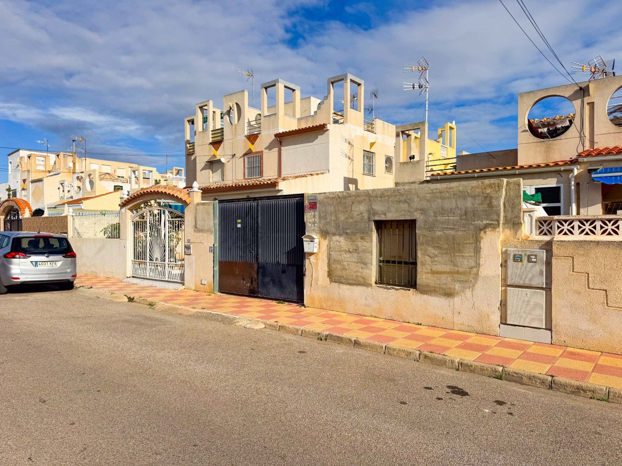 Vista exterior de Casa o xalet en venda en Torrevieja amb Calefacció, Jardí privat i Terrassa