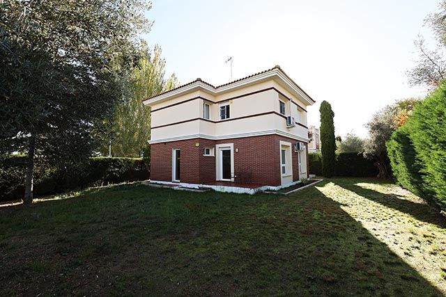 Exterior view of House or chalet for sale in Colmenar del Arroyo  with Heating, Private garden and Terrace