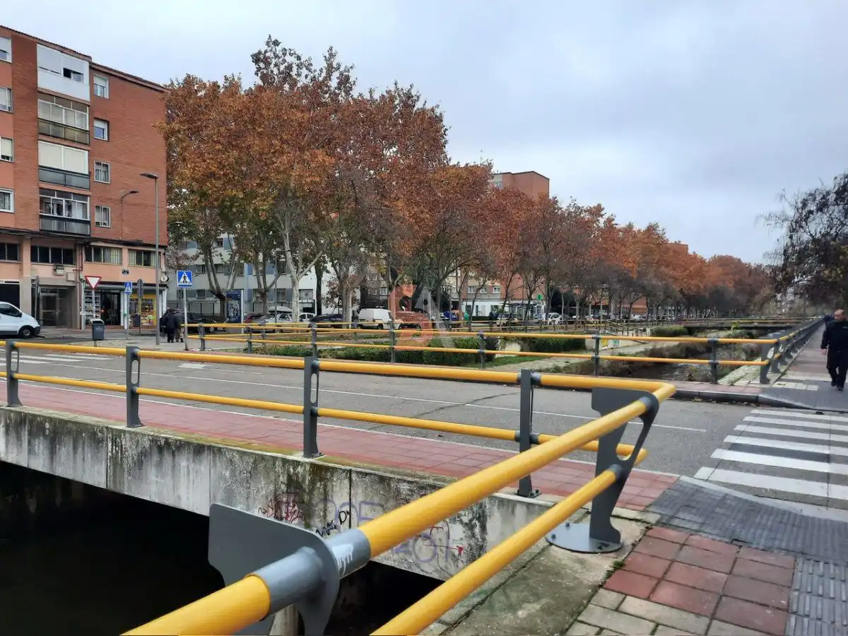 Vista exterior de Local de lloguer en Valladolid amb Aire condicionat
