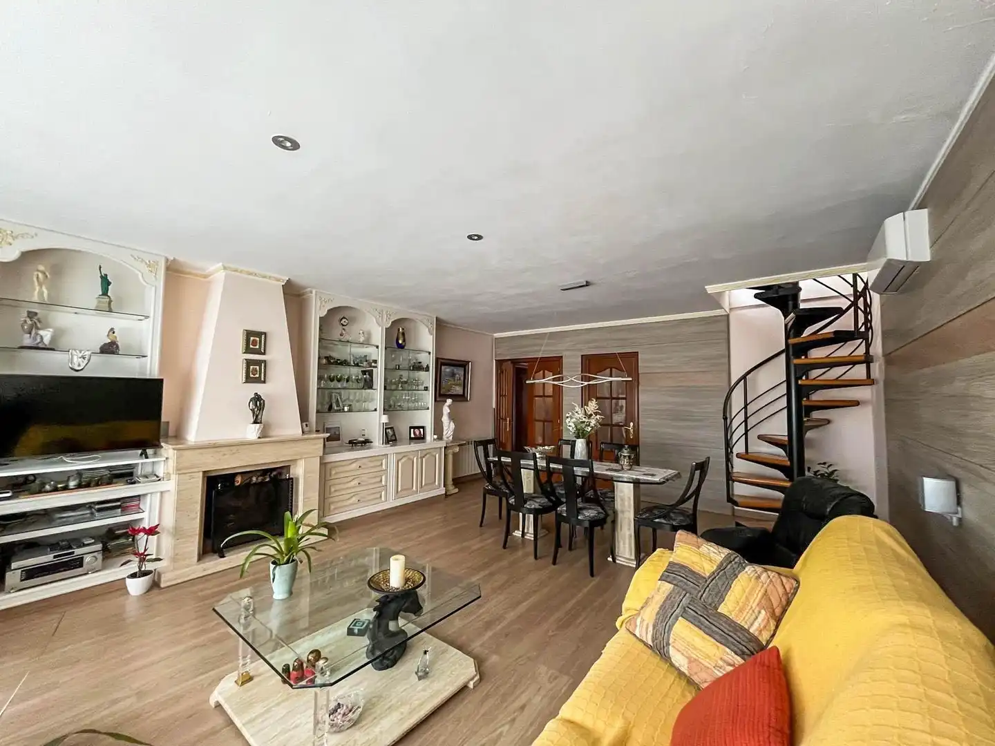 Sala d'estar de Casa o xalet en venda en Esparreguera amb Aire condicionat, Calefacció i Jardí privat