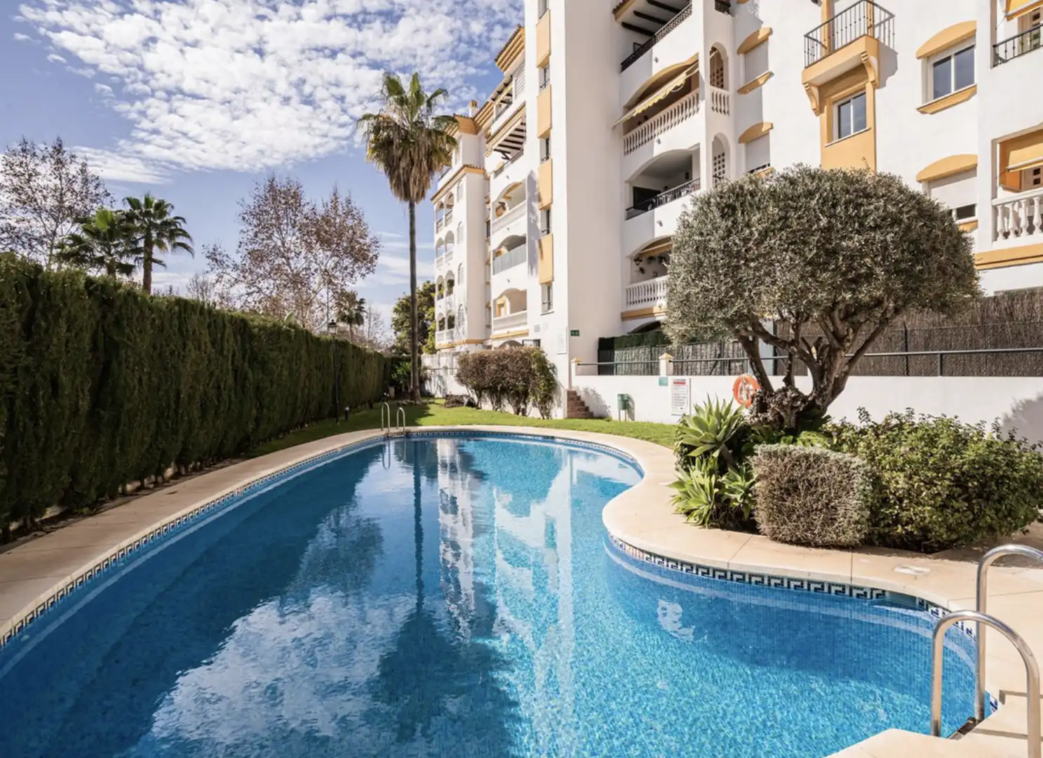 Vista exterior de Dúplex en venda en Marbella amb Aire condicionat, Terrassa i Traster