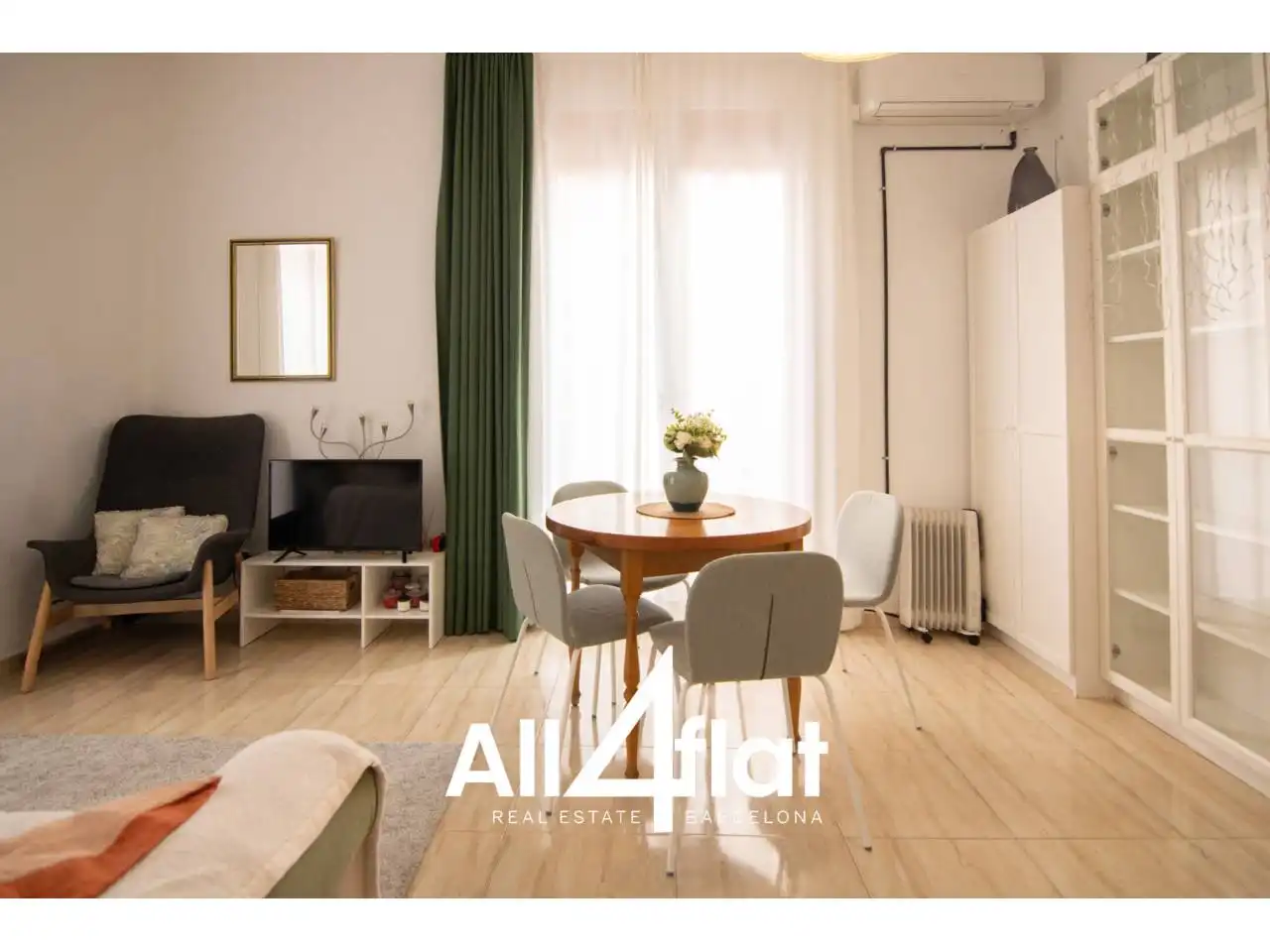 Living room of Flat for sale in Barcelona  with Air Conditioner, Furnished and Balcony