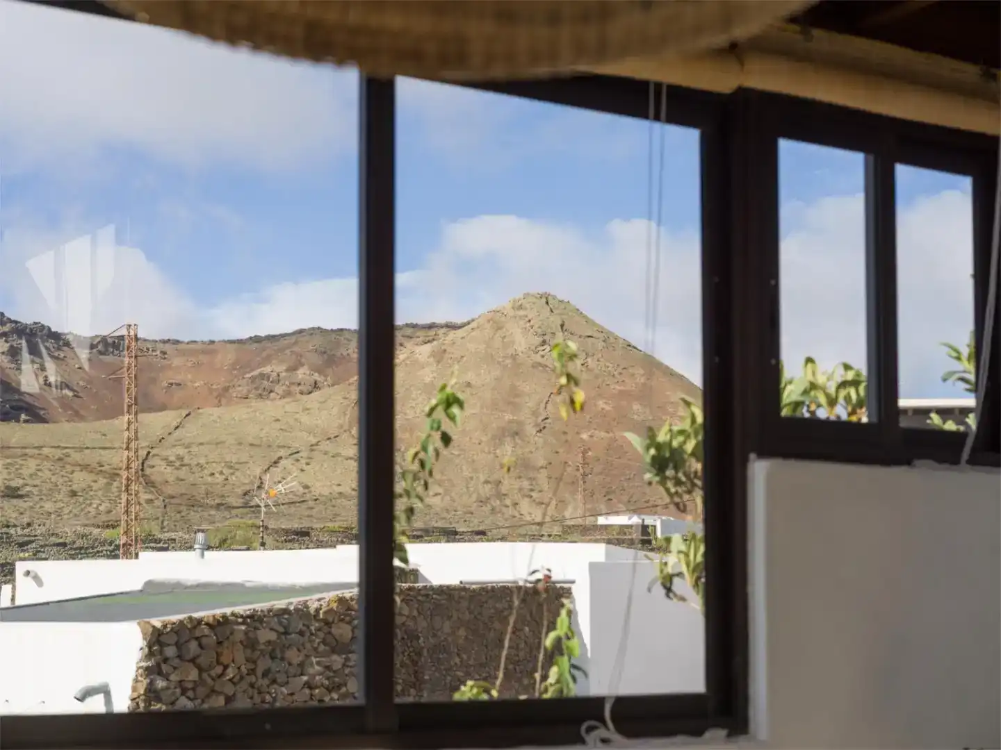 Casa adosada en venta en Haría con Trastero, Horno y Lavadora