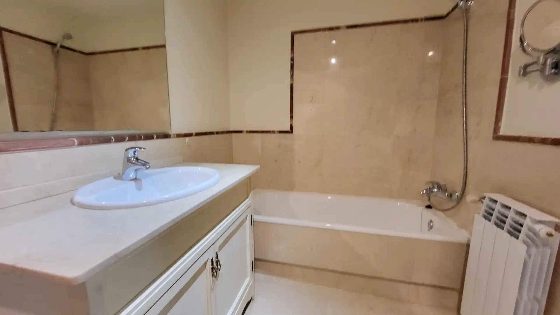Bathroom of Apartments for rent in Nueva Andalucía